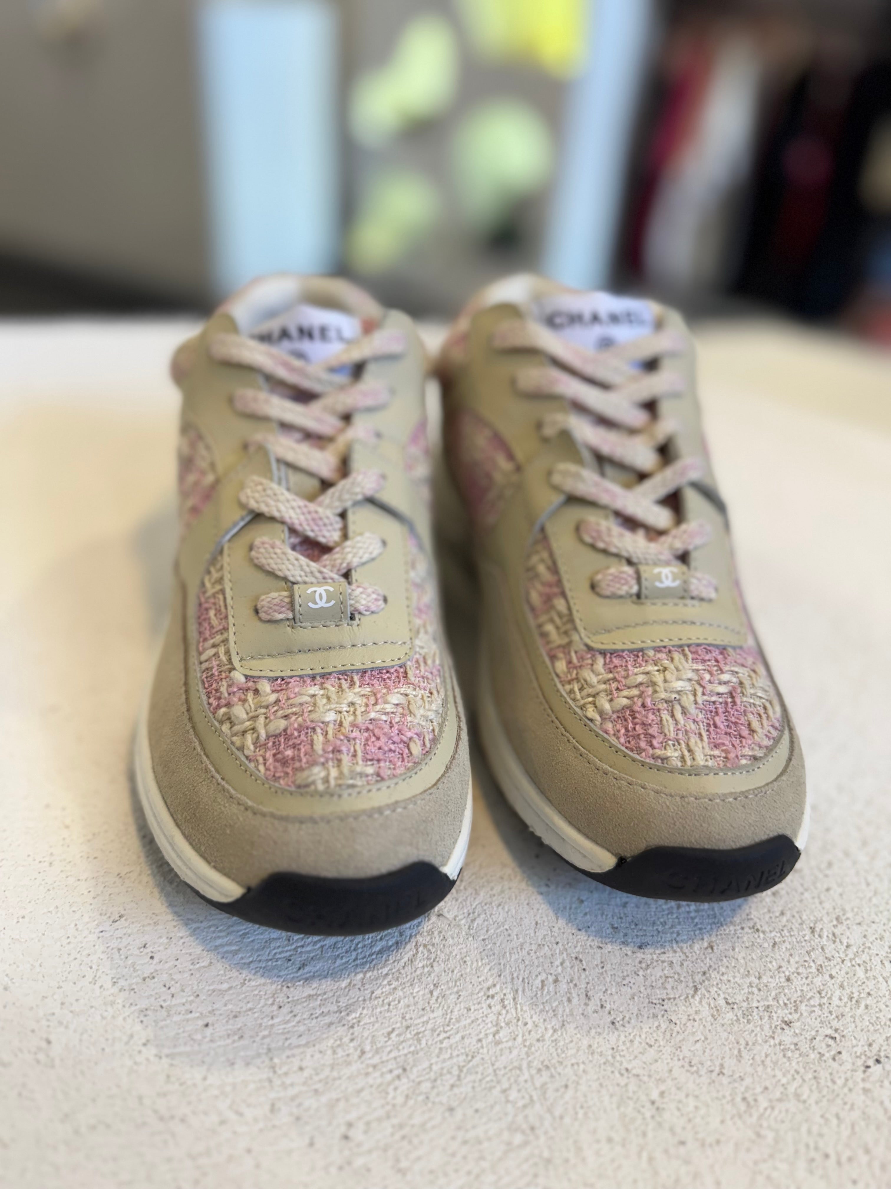 Tenis rosas con camel